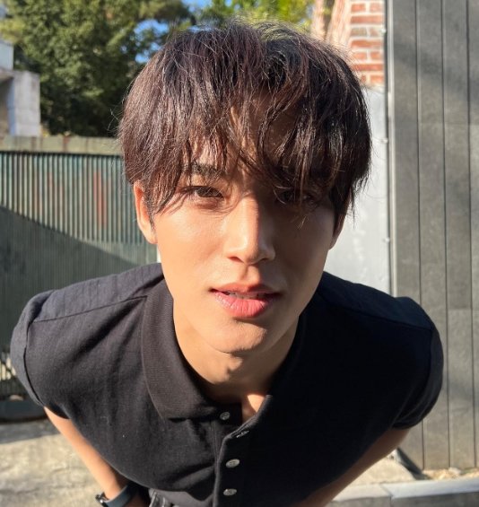 Kim Mingyu posted several photos on his instagram on the 22nd without any comment.Kim Mingyu in the photo, which is released together, is posing in the sunlight with all black fashion.Especially, through the photographs that look close to the camera, it made the hearts of those who show off their unrealistic visuals.Group Seventeen, to which Kim Mingyu belongs, is scheduled to return to their regular fourth album on May 27.