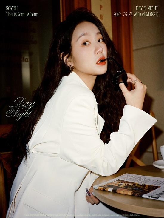 Singer Soyou has started a comeback pre-heat by releasing a new teaser image.Soyou released a teaser image of his new mini album Day & Night through official SNS on the afternoon of the 21st.Soyou in the photo wore a dark beige suit and sunglasses and made a sophisticated mood.Soyou emphasized her luscious charm with her naturally tied up hair, and shed her health with a solid abs that stood out between her jacket.In another photo, the urban atmosphere was full: Soyou completed her dignified figure with a white jacket and a rich wave hairstyle.Day & Night is the first album released by Soyou after transferring to a new agency and a new album released in about a year and a month after the single Good Night MY LOVE released in March last year.Soyou will show various music by arranging the emotions that come to mind in the time of day which passes through the day and night according to the album name Day & Night.Meanwhile, Soyou has started pre-sale of Day & Night from the 21st, and will release all sound sources through various sound source sites at 6 pm on the 27th.Photo: Big PlanetMade
