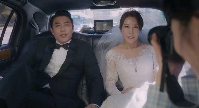 The wedding scene of Jeon Soo-kyung and Moon Sung-ho, Divorce Composition 3 of Marriage Literary Literacy, was revealed.TV CHOSUN Weekend Mini Series Marriage Writer Divorce Composition 3 (Phoebe, Im Sung-han)/Director Oh Sang Won, Choi Young-soo/Produced High Ground, Jidam Media, Green Snake Media/hereinafter Getting 3) In the 12th episode, Seoban (Moon Sung-ho) and Lee Si-eun (Jeon Soo-kyoong) Thanks to the support of the children, the contents of accepting the agreement with the father (Han Jin-hee) were unfolded.In this regard, attention is focused on the scene of the laughing full-blown wedding ceremony of Jeon Soo-kyoung and Moon Sung-ho.In the play, Ishieun and the West Ban move to the wedding hall with a fragrance (Jeon Hye-won) and a uram (Im Han-bin) in a luxurious limousine.Ishieun boasts an elegant wedding dress and shows a shy smile, and the western half, who shows off his dignity with a tuxedo, expresses his feelings with a gentle smile.In addition, Ishieun and the West, who completed the two-shot of the good-looking woman, are paying attention to whether they can walk the Virgin Road safely.As the words, No one knows until we enter the wedding hall, the expectation and anxiety that the two will successfully marry at the Phoebe (Im Sung-han) World, which shows more than imagination, are being amplified at the same time.In addition, the scene of Jean Soo-kyung and Moon Sung-hos Flower Road in front of the flower road, a family in a wedding car was filmed at the end of March.The two have been together for more than a year and a half since the first season of the song, and have shown the stormy relationship from radio station colleagues to lovers as a fantasy acting chemistry.Before the filming of this scene, which was about to start a new start, the two of them immersed themselves in the appearance of watching the people who were watching the feeling of being different.In the full-scale shooting that started with emotion, the two people completed the scene with a natural acting sum and made a warm feeling.