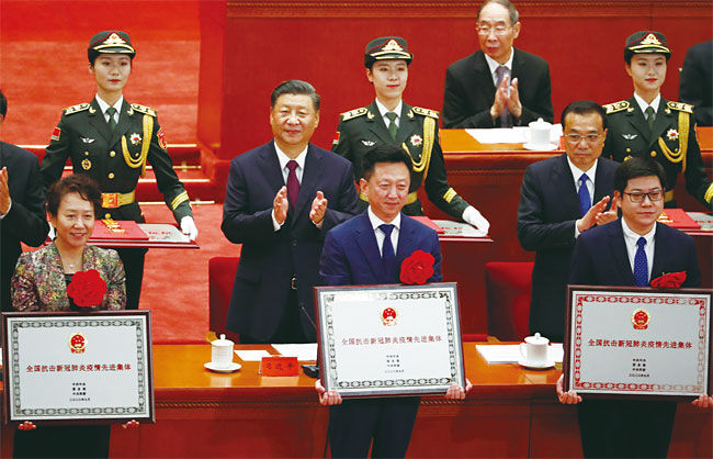 [사진: AP 연합] 2020년9월8일 베이징 인민대회당에서 코로나 퇴치 표창대회를 연 시진핑 주석.