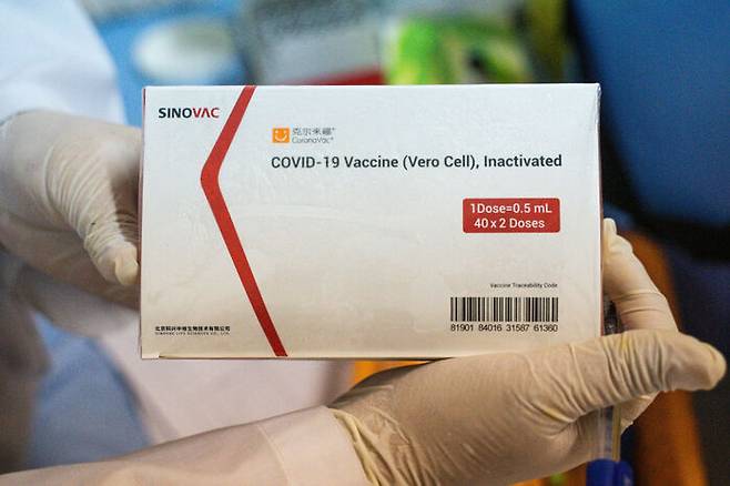 [사진-게티이미지] 중국 시노백이 제조한 코로나19 백신. 값이 싸고 보관이 용이해 개발도상국에서 많이 쓰지만 효과는 mRNA 백신보다 많이 떨어지는 것으로 알려져 있다.