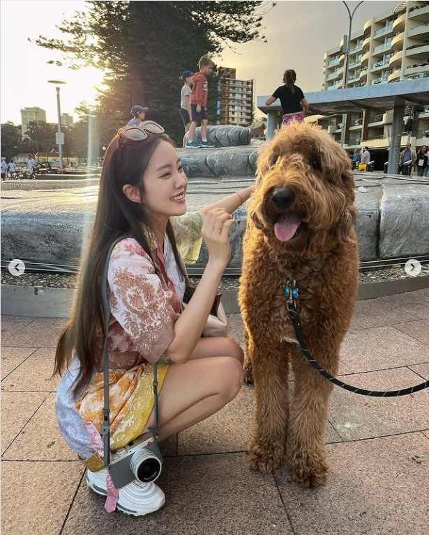 Singer Hyomin delivered a recent news in Sydney.On the 24th, Hyomin posted a picture on SNS saying, Friend I made in Sydney.In the photo, Hyomin is sitting next to a puppy he has made in Sydney. At this time, Hyomins small face size catches his eye.Meanwhile, Hyomin recently split from soccer player Hwang Ui-jo, who is now leaving for Australia for a month of living experience.