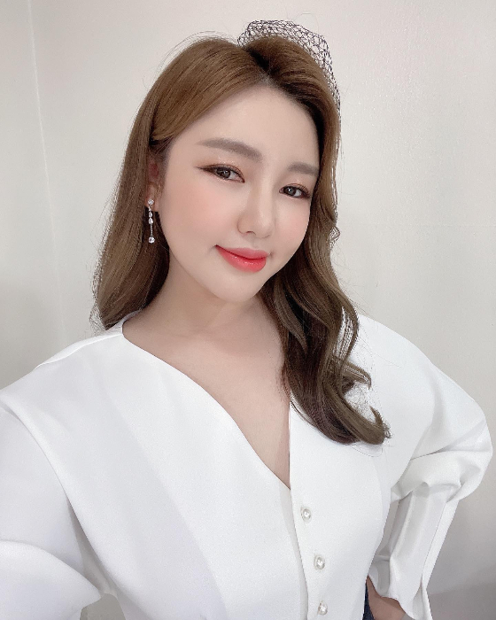 Song Gain posted an article and a photo on his instagram on the 24th, Live broadcast inkigayo!The photo shows Song Ga-in in a white blouse, with a bright smile and V-line that further shines the image of the goddess Trot.Song Ga-in staged his comeback on SBSs Inkigayo Song, singing Rainy Mount Kumgang on the comeback stage and captivating fans with his sad voice.On the other hand, Song Ga-in released his third full-length album, Songa (Songa) on the 21st, with Mt. Geumgang in the Rain and On the other side of Memory being double title songs.
