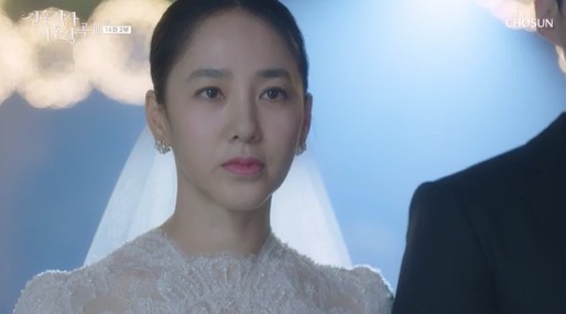 Park Joo-Mi and his assistant were married; also Lee Ga-ryeong, who had escaped from Song Wons iceberg, was portrayed as suffering from a miscarriage crisis.In TV Chosuns Divorce Composition 3, which aired on the 24th, Bu Hye-ryong (Lee for example), who escaped from the soul of Lee Min-young, was shown delivering the news of her pregnancy.He had morning sickness and confirmed his pregnancy with a pregnancy test. He told his parents that he was I think Im pregnant. Panmunho (Kim Eung-soo) and So Hye-jung (Lee Jong-nam) could not hide their joy.Judge Hyun bought a bouquet of flowers and left the office and handed a bouquet to his wife, but it was the dead Songwon, not the bouquet, who was delighted to receive the bouquet.The parents who suspected that the soul of Songwon was possessed by the Buddhist priest said, Lets send the mother.Panmunho took Songwon from Buhyeryeong through the monk, and Songwon left the house with a sad expression.After Songwon came out, the pregnant Buhye-ryong showed blood loss, and the parents-in-law showed regrets and doubts that it was not because they sent out Songwon.Ami (Song Ji-in) informed Shin Yu-shin (Ji Young-san) of Kim Dong-mis abnormal behavior, and Shin Yu-shin made Kim Dong-mi happy as an expensive gift, making Ami marvelous.Shin Yu-shin persuaded him that he had seen psychiatric patients, and that when he is sick and sick, he should treat them with interest and love.But Ami was disapproving, and Shin Yusin said, If you choose one of them, Im your mother. Ive been doing my best since I was seven.If you throw away a useless object because you are sick, you are not a person. If you do not want to leave, you will not leave. In the meantime, Shin Yu-shin said that he would go to Safi-Young and take Meng Jia when he saw his daughter Meng Jia (Park Seo-kyung) shopping with Seo Dong-ma (Boo-bae), who will become his stepfather.So Safi said to sue, Think about my position and Meng Jia. I am so tired now.I do not even have a lot of falling down, should I go to disillusionment? In the end, Shin Yusin knew Safi Youngs firmness and said, Yes, we are here. Safi Young and Seo Dong-ma married in the blessing of their families. Happy Safi Young and Seo Dong-ma went on honeymoon and had time for Alconda.In particular, Safi Young showed Seo Dong-ma a picture of the fetus, and Seo Dong-ma called her father (Han Jin-hee) and said, I will be grandfather in September, I knew today.Thank you, I have to give you a gift, but I got a big gift. Im so happy, said Dongmas father.Shin Yusin, who gave up his ex-wife Safi Young, told Ami to marry in autumn and made Ami clutter.However, Kim Dong-mi made a tension by shining his eyes, saying that he would introduce Nam Ga-bin (Im Hye-young) to a man who fits well with Nam Ga-bin.In the meantime, at the end of the broadcast, Lee Si-eun (Jeon Soo-kyung), a big daughter-in-law who married Seoban (Moon Seong-ho), was pictured having morning sickness, raising questions about future development.