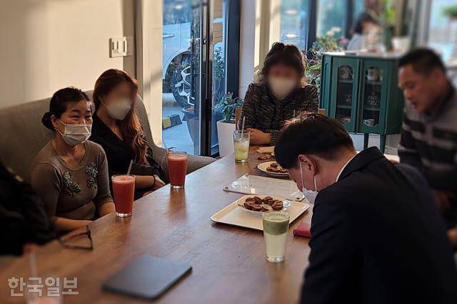 '삼례나라슈퍼 강도치사 사건' 주임검사였던 최성우 변호사에게 17일 전북 완주군 삼례읍의 한 카페에서 '삼례 3인조' 최대열씨의 누나 최수영씨 등이 그간의 아픔을 토로하고 있다. 완주=이유지 기자