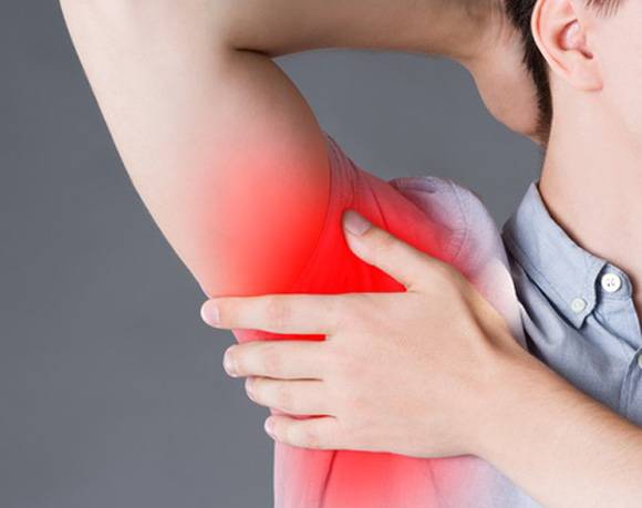 겨드랑이 살이 혹처럼 볼록하게 올라오고 통증이 동반된다면 ‘부유방’일 수 있다./사진=게티이미지뱅크