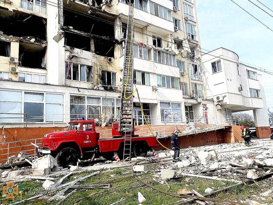 오데사 구조요원들이 23일 러시아군 공습으로 파괴된 건물에서 민간인을 구축하고 있다. 로이터=연합뉴스