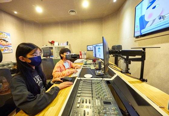 ‘극장판 엉덩이 탐정: 수플레 섬의 비밀’ 더빙 녹음 스튜디오 더블유사운드를 찾아 컨트롤 룸을 살펴보는 소중 학생기자단.