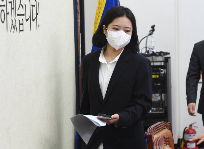 박지현 더불어민주당 공동비대위원장이 지난 22일 국회에서 열린 비상대책위원회의에 참석하고 있다. 국회사진기자단