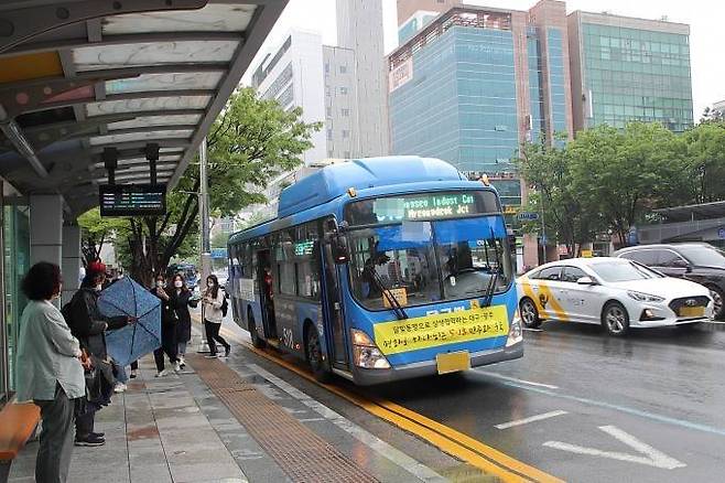 권영진 대구시장이 25일 시내버스 파업 자제 호소문을 발표했다. (대구시 제공) 2022.04.25