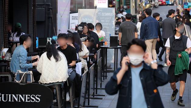 (서울=뉴스1) 김진환 기자 = 사회적 거리 두기 해제 후 첫 주말인 24일 오후 서울 용산구 이태원의 한 골목에서 시민들이 휴일을 즐기고 있다. 2022.4.24/뉴스1