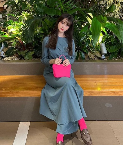 Actor Ha Yeon-soo (real name Yoo Yeon-su and 32) announced the recent news.Ha Yeon-soo posted several photos on her Instagram page on Saturday.In the photo, Ha Yeon-soo sits in a long ankle-length costume with a pink bag and socks; in another photo, she gazes at the front and gives a lovely smile.Meanwhile, Ha Yeon-soo appeared on MBCs Radio Star last year.
