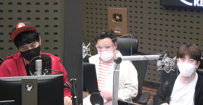 Yoon Integer envied Kim Won Joon, who made a balmy family.Kim Won Joon appeared as a guest on KBS CoolFM Integer Nanchang Hees Mr Radio broadcast on April 25th.Yoon Integer, who thanked Kim Won Joon for his busy time as a music professor, said, I feel like listening to Kim Won Joons song.His song is hidden in his face. His face should have been a little ugly. The two of them had first met on the air and had a strong friendship. Yoon Integer said, Kim Won Joon is really family.When I called a few times, I said, I think its right to live like you. I dont feel it when Im young, but if I live, Im sure each person has a romance, and Kim Won Joon seems to be happy to live, he said.Kim Won Joon recommended do a lot of virtual marriage, and Nanchang Hee said, I have done everything I have to do.I have nothing more to do.One listener sent Kim Won Joon a message saying, Congratulations on your daughter, Ye Eun, who has a brother.Kim Won Joon thanked the listener and replied, I am in the ship now.Kim Won Joon, who married his wife in 2016 14 years old younger Inspection, announced his second pregnancy in March and said he was born in September.