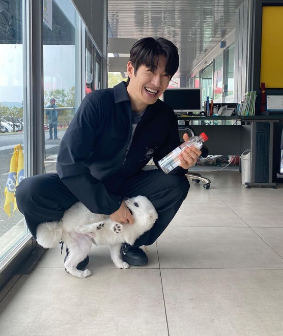 Singer Son Hoyoung has released a dang-dang-mi (a dog-like charm) with a puppy.Son Hoyoung posted a picture on his instagram on the 25th, saying, Do you feel how youthful it is when you look at the picture? It is cute.The photo shows Son Hoyoung playing with a puppy and enjoying himself - a happy expression with his hand bitten.On the other hand, Son Hoyoung is meeting with the audience with the musical Too! Misunderstood Young. The musical Too! based on the TVN drama broadcast in 2016.Misunderstood Young is a work that depicts romance that started in Misunderstood of the city, which thought that two women of the same name, Misunderstood Young, were the same person.Son Hoyoung plays the male protagonist and poly artist Park Do-kyung, who makes sound at the center of the triangular love line.The performance will be held at the Scon 1 Hall of the Performing Arts Center, Seogyeong University, Seoul until May 29th.