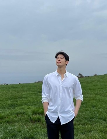 Singer and actor Jung Eun-woo caught the eye with a unique visual.On June 25, Jung Eun-woo posted several photos with his article Now we are ... through his instagram.The photo shows a picture of Jung Eun-woo posing as if he was shooting an advertisement outdoors.In the background of the blue nature, Jung Eun-woo, who wears a white shirt and black pants and enjoys nature, is impressed.Jung Eun-woo, who is blinded by the wind, is tearing his eyes and captivating his eyes with visuals and refreshing charm.Meanwhile, Jung Eun-woo will return to the new OCN drama Republic of Ireland.Republic of Ireland is a fantasy drama that digs into the secrets hidden in Jeju Island, a beautiful island in the South Sea.