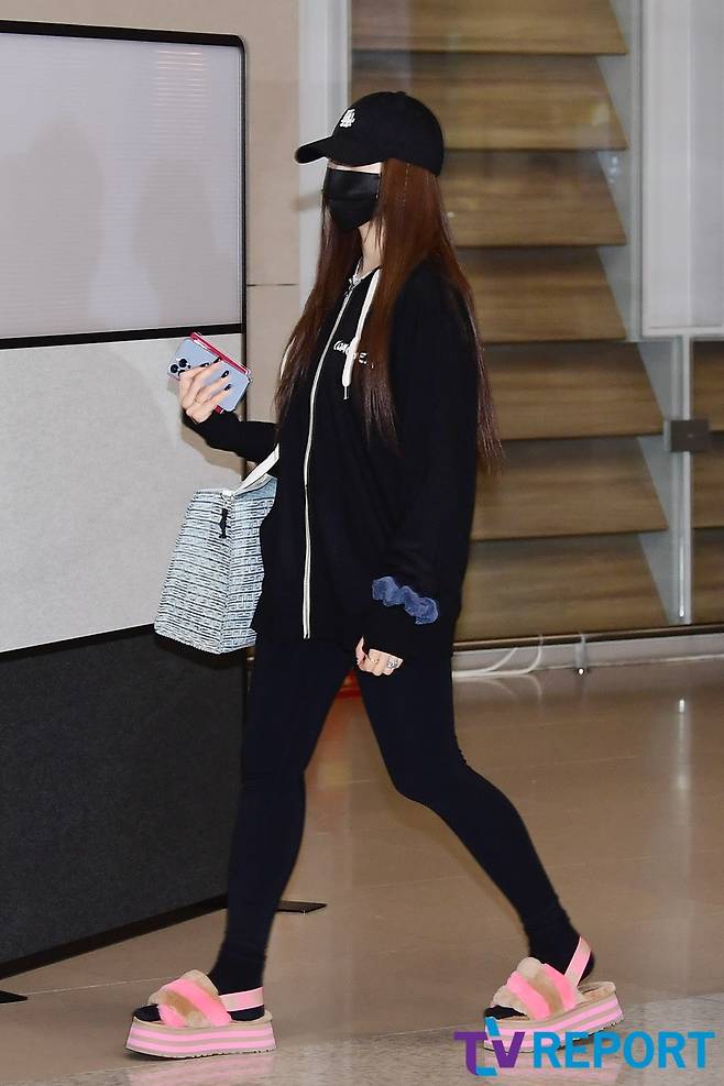 Group Aespa Giselle arrived at Incheon International Airport after finishing the Coachella Valley Music and Arts Festival schedule held at United States of America on the afternoon of the 25th.