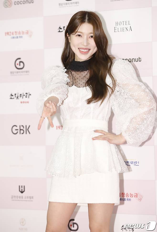 방송인 강나라가 지난 21일 오후 서울 강남구 엘리에나 호텔에서 열린 ‘제 10회 대한민국 예술문화인대상 시상식’에서 포즈를 취하고 있다. © News1 권현진 기자