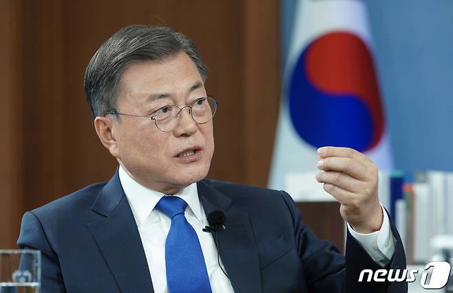 문재인 대통령이 지난 14일 청와대 여민관 집무실에서 JTBC 손석희 전 앵커와 대담하고 있다.(청와대 제공)2022.4.25/뉴스1