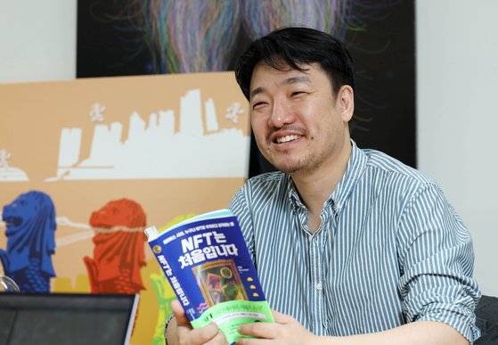 미디어 아티스트 김일동 작가는 '까뱅'으로 한때 세계 1위까지 한 만화가였다. 동양화를 전공했지만 붓 대신 컴퓨터로 그림을 그렸다. 모든 작품을 디지털로 만든 덕분에 NFT에도 운명처럼 입문했다. 김 작가가 20일 서울 강서구 마곡동 사무실 ‘스페이스 알파’에서 중앙일보와 인터뷰를 갖고 있다. 김상선 기자