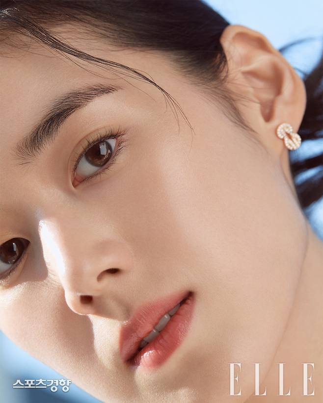 Actor Jung Eun-chae showed his dazzling beauty.Elle released a beauty picture of Jung Eun-chae on the 26th.Jung Eun-chae is at the center of the topic every day, showing a decomposing and attracting performance from Apple TV + Pachinko to Kyung Hee.The main theme of this pictorial is The Shining Day of Jung Eun-chae, and Jung Eun-chae in the public picture shows off her fresh and natural aura as if she had just woken up.Jung Eun-chae showed off the skin tone and skin texture without humiliation in the close-up shot, and the admiration of the field staff.This picture, which combines Jung Eun-chaes bright and elegant smile with the warm May sunshine, is enough to fall into the charm of Jung Eun-chae.Chung Eun-chaes full story and film can be found in the May issue of Elle, the official website (ELLE.CO.KR) and the official SNS channel of Elle.