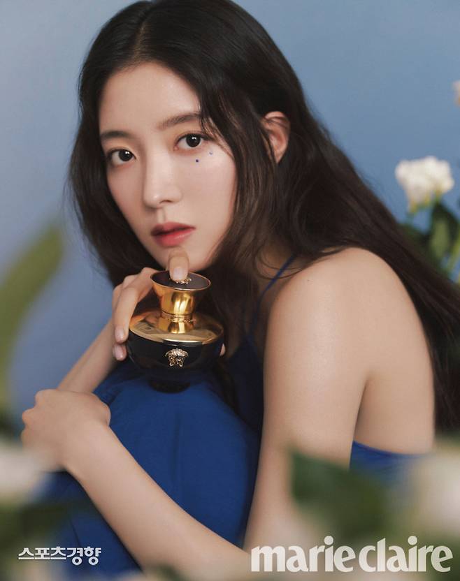 Actor Lee Se-young, who has been loved by many people with solid acting skills, showed off her beauty.Phoenix Marie Claire released Lee Se-youngs picture on the 26th.Lee Se-young in the picture showed summer styling filled with refreshing.Lee Se-young caught his eye with his unique elegant atmosphere and charm in a space filled with blue flowers and water.Meanwhile, Lee Se-young will appear on KBS 2TVs new Mon-Tue drama Love by Law to be aired on August 29th.More pictures and interviews by actor Lee Se-young can be found in the May issue of Phoenix Marie Claire and on the Phoenix Marie Claire website (www.marieclairea.com).