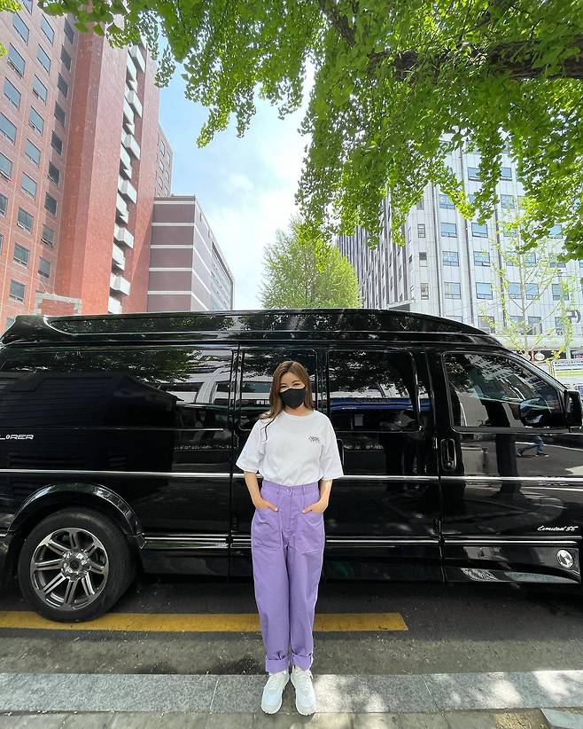 Trot Queen Song Ga-in has shared her adorable recent situation.Song Gain posted a picture on his 26th day with his article I was excited because I liked the day.In the photo, Song Ga-in Poses in front of the car and takes a picture. Song Ga-in completed a hip-sleeved fashion by matching short-sleeved T-shirts and purple pants.The lovely atmosphere of Song Gain and the pleasant Pose brought out the smile of the viewers.On the other hand, Song Ga-in is releasing his third full-length album, Sonata ().Photo: Song Ga-in Instagram