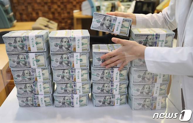 지난 8일 서울 중구 하나은행 위변조대응센터에서 직원이 달러를 정리하고 있다. 2022.3.8/뉴스1 © News1 박지혜 기자