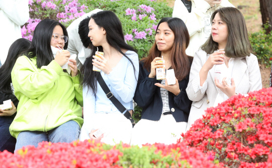 지난 21일 대전 배재대학교 교정에서 외국인 유학생들이 친구들과 즐거운 시간을 보내고 있다. 최은성 기자