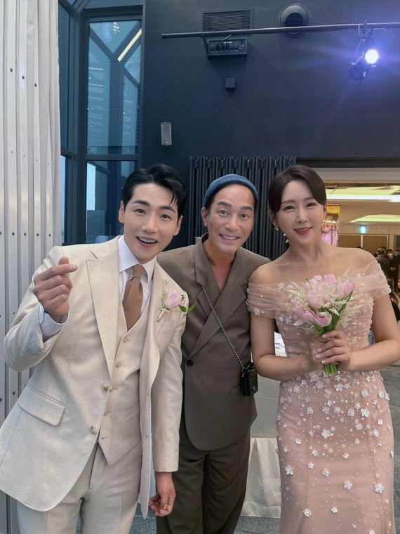 Hair YouTuber Seo Il-ju has released a shots of singer Park Gun and Han Youngs wedding ceremony.Seo Il-ju said on his 27th day, I went to Park Gun & Han Young wedding ceremony.I am happy forever and posted several photos and celebrated the wedding of the two people.In the photo released on the day, there is a picture of Seo Il-ju attending Park Gun and Han Young wedding.Park Gun in the photo added a style to Beige Colors TV suits, while Han Young showed off her elegant figure in a pink Colors TV dress.In addition, Seo Il-ju boasted his fashion sense with all brown color TV look.Park Gun and Han Young had a wedding ceremony in Seoul on the 26th, and Seo Il-ju attended the wedding ceremony of two people and showed off his warm heart.On the other hand, Seo Il-ju is actively working with Before & After content that helps Hair transform into Hair YouTuber who runs channel Calabine Hair.