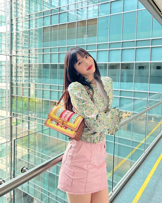Group Red Velvet Joy showed off her freshnessJoy posted several photos on her Instagram account on Wednesday, along with yellow and green heart emoticons.In the open photo, Joy is posing in a pink skirt on a flower pattern jacket.Joy, who adds cute charm with short-cut bangs, shows off her freshness in bright fashion.Meanwhile, Red Velvet, to which Joy belongs, recently released his new mini album, The Reve Festival 2022 - The Reve Festival 2022 - Feel My Rhythm.Joy is currently in a public relationship with singer Crush.Photo: Joy Instagram