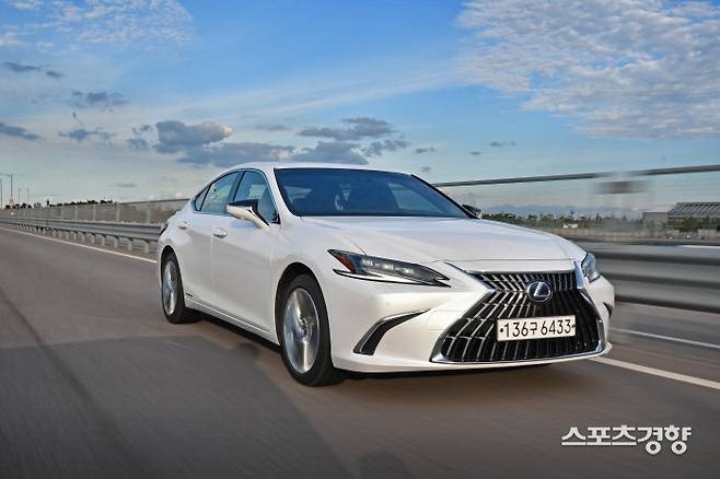 렉서스 New ES 300h. 렉서스의 대표 HEV 세단으로, 엔진과 모터 구동 결합성이 효율성, 고속 주행 면에서 상품성 고도화 경쟁력을 갖춘 모델이다.