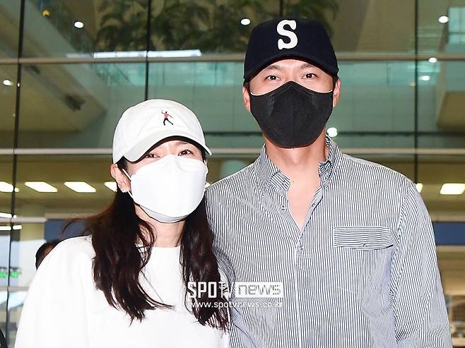 Actors Hyon Bin and Son Ye-jin have returned from United States of America Honeymoon.Hyon Bin, Son Ye-jin arrived at Incheon International Airport on the afternoon of the 28th.The two men, who left for United States of America for their honeymoon on the 11th of their marriage on November 11, returned home after about two weeks of Honeymoon.At the time of the United States of America departure, the two men, who appeared separately reminiscent of Operation 007, released a friendly two-shot.To hide the lonesomeness of the trip, the two men, who pressed their hats side by side, showed off their shining visuals even in comfortable clothes.Hyon Bin embraced Son Ye-jin and flaunted her affection.They had taken all their luggage and made their way to the departure hall at a little distance, and the staff of the agency who were waiting for them helped them out of the airport quickly.Since then, the two have shown off the aspect of a happy newlywed couple with a friendly two-shot release.The late United States of America honeymoon of the Hyon Bin and Son Ye-jin couple, who married on the last day of March in the hot celebration of Korean and global fans, was a hot topic.After the departure, the affection of the two fans caught up in various places was revealed and attracted attention.On the 24th, two people visited a restaurant in New York City K Town and enjoyed eating through Chinese SNS, and a friendly two-shot walking on the streets of New York City was released on the same day.On the 27th, Hyon Bin and Son Ye-jin were also shown enjoying a happy honeymoon by watching NBA games.Hyon Bin was a little reddish in the face, and he got up from his seat and applauded and enjoyed the heat of the basketball court.Hyon Bin, Son Ye-jin first met through the 2018 film Movie - The Negotiation, and developed into a lover with melodrama for the first time through the TVN drama Loves Unstoppable in 2019.The two men, who had repeatedly denied their wives while appearing in Movie - The Negotiation and The Unstoppable of Love, were eventually reborn as a couple of the century by acknowledging their devotion.In the spring of 2022, he became a couple and became a couple of the century representing the Korean entertainment industry.
