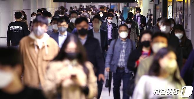 29일 오전 서울 시청역에서 마스크 쓴 시민들이 출근길 발걸음을 옮기고 있다. 이날 정부는 다음 달 2일부터 실외 마스크 착용 의무를 해제한다고 밝혔다. 2022.4.29/뉴스1 © News1 박지혜 기자