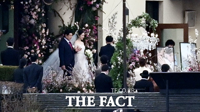현빈과 손예진이 지난달 31일 오후 서울 광진구 그랜드워커힐 호텔 애스톤하우스에서 결혼식을 올리고 있다. /남윤호 이덕인 기자
