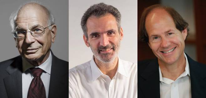 전작 <생각에 관한 생각>에서 인간의 사고체계를 통찰력 있는 아이디어로 설명했던 대니얼 카너먼은 경영 전략가 올리비에 시보니, 정책 전문가 캐스 선스타인(왼쪽부터)과 함께 전작의 논의를 확장·심화한 <노이즈: 생각의 잡음>을 펴냈다. 김영사 제공