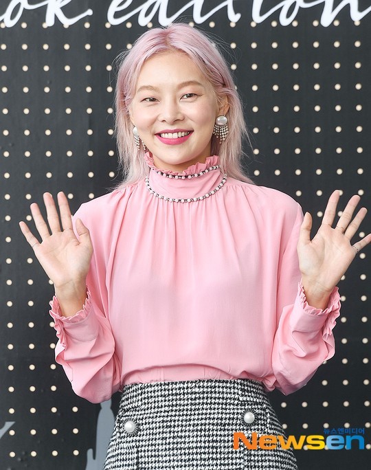 Songhai told of Im Solo storyModel Songhai and Kim Jin-kyung appeared as guests on KBS cool FM Lee Gi-kwangs Song Plaza (hereinafter referred to as Gayo Plaza), which aired on April 29.Lee Gi-kwang asked if Songhai would be interested in participating in the MC on Im Solo.So Songhai said, We are so excited that we continue to have married couples. I am so surprised to see a real couple, and I asked them to do it once, saying that there is no special feature of our entertainer.I want to do it now that I am about forty. PD said firmly, We are completely ordinary people, so do not say anything.