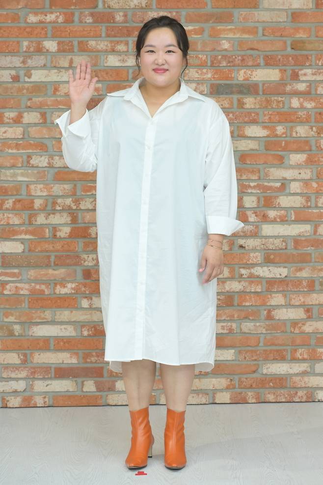 Ha Jae-sook revealed the occasion of appearing in subtraction wave after a hard time.On April 29, at 2 pm, KBS 2TVs new entertainment subtraction wave online production presentation was held.When asked about the occasion of his appearance, Ha Jae-sook said, I thought that I should go to TV and go to the TV with Diet, which I was tired of.I said, Please dont make it my label, but its still being published as 24kg Ha Jae-sook, as if it were my call.I thought I had more stories to tell than anyone else, as a person who had been going back and forth between the Tonton Davids and the Fats all my life.I was in my mid-40s, which is much fatter than in my 20s, but I like me.I came to participate in the idea that I would think about what many women are worried about, how I love me, and that there would be many stories I can tell. Ha Jae-sook, who had been working on Diet for the appearance of Permanent in the past, said, I needed it through my work before that, Diet, I did Diet because I did not like others eyes before. I felt that my husband had a very healthy diet and had good things.I feel that the time to eat and take nutrition for me is the time to be so precious and precious for me. Meanwhile, KBS 2TV subtraction wave is a healthy body making project with sisters who are tired of Kim Shin-young and Diet, the representative entertainment industry.The first broadcast on Saturday, April 30 at 10:35 p.m.