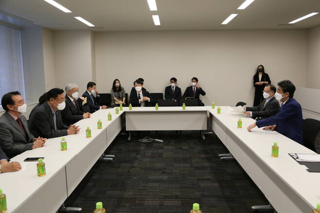 아베 전 일본 총리와 면담한 한일 정책협의대표단 - 27일 한일 정책협의대표단이 아베 신조(오른쪽 첫 번째) 전 일본 총리와 이야기를 나누고 있다. 왼쪽 두 번째는 정진석 국회부의장.한일 정책협의대표단 제공