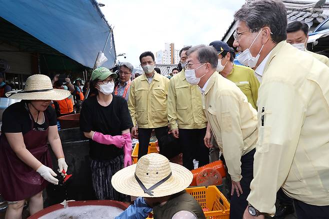 2020년 8월12일 문재인 대통령이 전남 구례군 구례5일시장을 방문해 상인들을 격려하고 있다.ⓒ연합뉴스