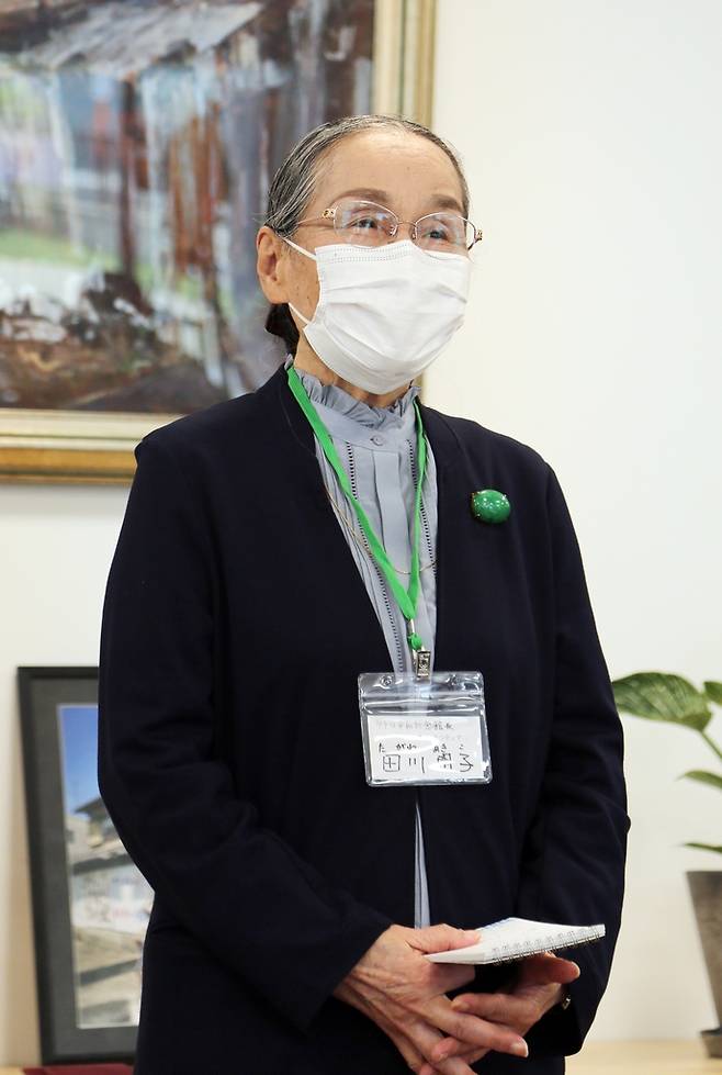 우토로평화기념관 관장 (우토로=연합뉴스) 이세원 특파원 = 다가와 아키코 우토로평화기념관 관장이 27일 일본 교토부 우지시 우토로 마을의 우토로평화기념관에서 기념관 개관에 관해 설명하고 있다.
