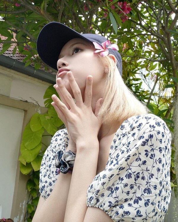 BLACKPINK Lisa reported on the latest.Lisa posted several photos on her instagram on the 29th without any comment.Lisa in the photo stares at the camera in a floral dress, especially Lisa, who has a cute face with her hands up at her waist, is proud of her colorful visuals.In the following photos, the image of Lisa, who was soaked in flower play with flowers in her ears, caught the eyes of fans. The fans praised her for saying, It is so lovely.Meanwhile, BLACKPINK, which Lisa belongs to, is preparing to come back to full.