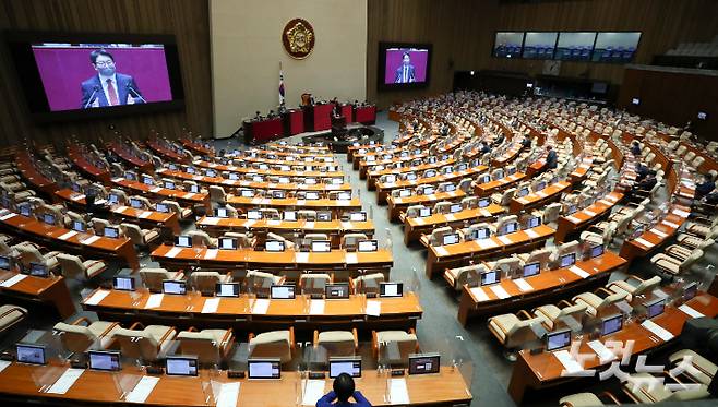 권성동 국민의힘 원내대표가 지난 27일 서울 여의도 국회 본회의장에서 열린 '검수완박' 관련 검찰청법 일부개정법률안(대안)이 상정된 제 395회(임시회) 제2차 본회의에서 필리버스터(무제한 토론을 통한 합법적 의사진행 방해) 첫 주자로 발언을 하는 앞쪽 더불어민주당 의원들의 자리가 비어 있다. 윤창원 기자