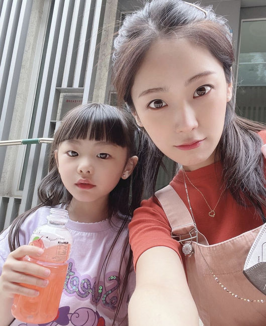 Singer Moon Hee-joons spouse So Yul posted a two-shot photo with her daughter Hee-yul (Taemyung Jam-Jam).So Yul wrote, We are a pitcher, a joy & a soul mother, and Good night, Weekend is good today.So Yul then wrote a hashtag saying, Jam jam, So Yul, Father, Moon Hee-joon, Jam jam, mother, daughter, Weekend.There are not many netizens who do not know the face of Jam Jam (playing), who had been eye-painted by the public as a child, but rather, the body is big and the face is still like a baby.What is even more surprising is the unchanging beauty of So Yul.Netizens did not hesitate to admire I am a sister sister, Jam jam resembles a mother father pretty, I think I can idol, I am so cute.On the other hand, Moon Hee-joon appeared with his daughter Hee-yul through KBS2TV Weekend entertainment Superman ReturnsSo Yul Instagram