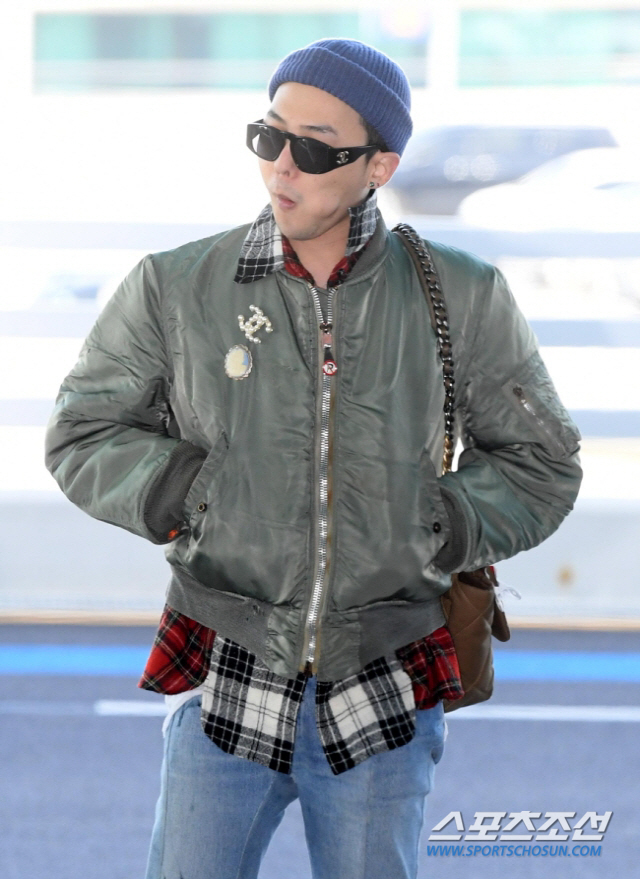 BIGBANG G-Dragon will showcase its Airport fashion in about two years and four months.G-Dragon will leave for Amsterdam, Netherlands, on the afternoon of the 3rd to attend the Chanel 2022/23 Cruise Show.A fashion agency delivered a letter to each entertainment media to ask for the departure of G-Dragon.As a result, G-Dragon is expected to stand in front of Camera in a long time.It is only about two years and four months since January 2020 that G-Dragon officially appears in front of reporters.At the time, G-Dragon was at sea when he visited Incheon International Airport to attend the Chanel 2020 Spring - Summer Haute Couture Show.In the next two years and four months, Airport Fashion is introduced and expectations are gathered.As G-Dragon, who is a global ambassador for Chanel, departs for the brand event, it is expected to show off its presence of Human Chanel at the departure hall.Above all, G-Dragon has not been well on the official list since he was discharged from the military in October 2019.Last month, he released his new song Still Life in spring and summer, but there is no new song activity related to it.Despite the new song released in four years, BIGBANG was only available through music videos and members SNS.As such, G-Dragons departure schedule is expected to be hot.It is noteworthy what fashion and pose G-Dragon, which has appeared for a long time, will bring out the pleasure of fans.