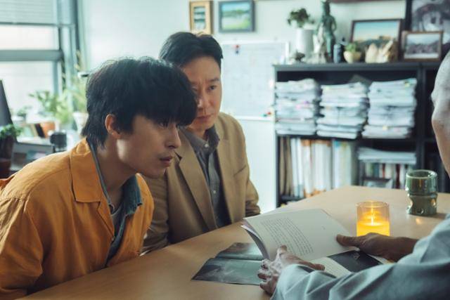 티빙 오리지널 드라마 '괴이'에 출연한 배우 구교환. 악귀가 깃든 귀불의 저주로부터 가족을 구하기 위해 고군분투하는 고고학자 정기훈 역을 맡았다. 티빙 제공
