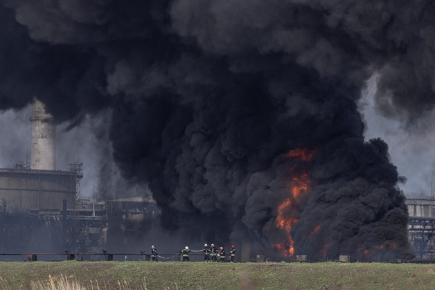 (리시칸스크 로이터=뉴스1) 우동명 기자 = 16일(현지시간) 우크라이나 도네츠크의 리시칸스크에서 러시아 군의 미사일 공격을 받아 정유 공장이 불에 타고 있다.   (C) 로이터=뉴스1