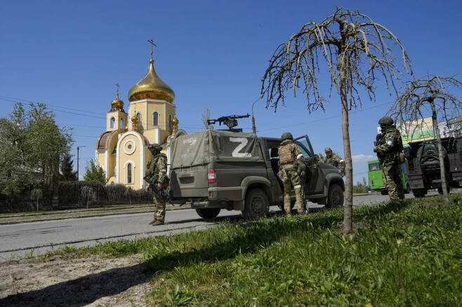 [베르단스크=AP/뉴시스] 지난 4월 30일(현지시간) 우크라이나 남동부 도네츠크인민공화국(DPR) 자포리자 주 베르단스크에서 러시아 군인들이 정교회 교회 앞 경비를 서고 있다. 2022.05.02.