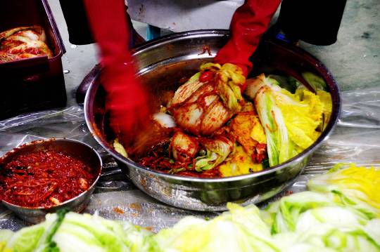 천연 설탕에 비해 단맛이 수백 배 강한 사카린은, 김치를 담글 때 발효로 인한 과숙을 피하면서도 단맛을 끌어올릴 수 있다는 점 때문에 한때 애용됐었다. 게티이미지뱅크