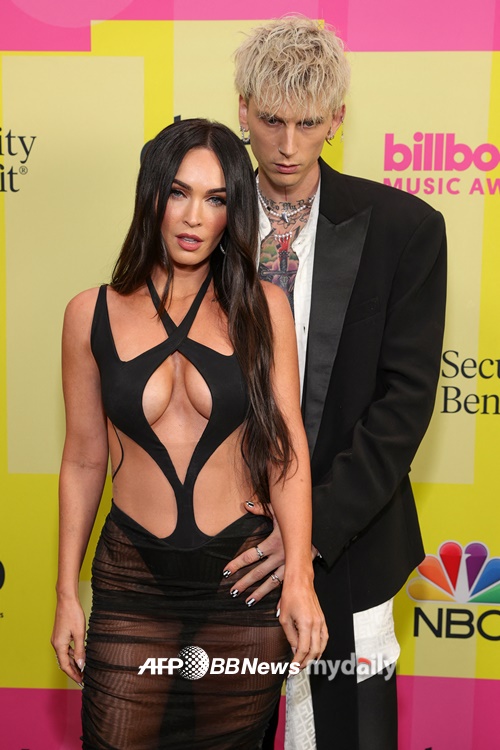 Megan Fox (35), a Korean fan-friendly actor with the movie Transformers, said she often drinks blood with her fiance.Megan Fox recently told the fashion magazine Glamour UK that she shares blood with actor and singer Machine Gun Kelly, 32, who got engaged in January.We are like a Game of Thrones, which drinks each others blood, but we sometimes drink each others blood for consciousness, he said.It is a kind of consciousness to confirm the future love, he said. It is an important consciousness that we can not miss.They had been Confessions in January when they were engaged in the forest.Meanwhile Fox, who is raising three sons under the circumstances, has spoken out about his eldest son, Noah, nine.My eldest son, Noah, started wearing dresses when he was two years old, and he went to school in his favorite dress, he said.I read a book about this: a book about how you become a boy and wear a dress; you can express yourself through clothes as you like.And it has nothing to do with your sexual preferences.Fox said he was keeping children from accessing the sinful social media.Fox, meanwhile, married Brian Austin Green in 2010 and had three sons under his belt, but divorced last year.