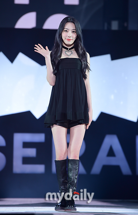 Girl group LE SSERAFIM (LE SSERAFIM, Kim Chae-won, Sakura, Heo Yun-jin, Kazuha, Kim Garam, Hong Eun-chae) debuted.LEA SSERAFIM held a media showcase commemorating the release of the debut album FEARLESS (Pierress) at Jangchung Gymnasium in Jung-gu, Seoul on the afternoon of the 2nd.I have been ballet for 15 years and I have fallen into K-pop charm and dreamed of idols. I am happy to meet good members and dream of debut.I will work hard in the future, he said.Kim Chae-won said, I think its been a year since I was officially seated. Im so nervous. Ive been training hard and preparing for debut.I also found a new look in the process, he said. I will show you a better picture through LE SSERAFIM activities. I am shaking because it is the first media showcase, Kim said. I am happy to debut with good members. I will show you a wonderful stage.This is my third debut, Sakura said. I think I should be burdened and good. I worked hard to prepare for debut to show a more advanced appearance.Hong Eun-chae said, I was very proud to be standing here after overcoming the time with the members, although it was difficult and awkward to shoot music videos for the first time while preparing debut.Huh Yoon-jin said, I am so happy that six members of the background can debut to one team in one place, and I feel like fate. I am proud and rewarding that I have worked hard.LE SSERAFIM is the first girl group to launch in cooperation with Hive and its label Sos Music.Hive Bang Si-Hyuk, the executive producer, led the entire recording work and participated in the title song FEARLESS and the song The Great Mermaid in person.Regarding the advice of Bang Si-Hyuk Productions, Kim Chae-won said, It is your story, so I told you that it would be good to express it proudly and boldly.According to his agency, the title song FEARLESS is a song that tells the message that he should go forward without shaking in the past. All six members express their desire without hesitation and show their determination to move forward to achieve it. The interest in LE SSERAFIM was hot before debut, and this debut album FEARLESS broke the 380,000 pre-order volume as of 29th of last month.In fact, Sakura said, If it was not for the burden, I would be lying, but I was very grateful for the great interest. We talked to the members and the production team and talked about what we can do rather than being conscious of the surroundings, He said.If you see our dignified figure and someone feels like I want to be like that, you will be happy, said Hong Eun-chae, who is determined to act with LE SSERAFIM. I will continue to make efforts to become a group that can have good stimulation and influence with music with honest stories.I am grateful to all those who have waited for the debut of LE SSERAFIM, Sakura said. I will work hard as many people expect so that I can show you what the class is.On the other hand, in Showcase, a question related to Kims controversy before debut was raised, which was refuted by his agency due to Kims suspicion of past school violence.Leader Kim Chae-won first said, Can I tell you first as a leader? He said, We are currently discussing this issue with the company and are responding to the procedure.I am not appropriate to talk about it at this place, and I am careful and ask for your understanding. I will have a chance to tell you exactly later. Kim said, I would be grateful if you understand that it is difficult to say something about this part.I will show you how to work harder as a member of LE SSERAFIM in the future. Previously, Kim Garam had a suspicion of school violence in the past online, and his agency had an official position and refuted it.The recent allegations are a maliciously disturbing issue of the member by cleverly editing the problems that occurred during the early days of the Friends after the middle school entrance, and unlike some of the allegations, the member was confirmed by a third party statement that he was a victim of school violence such as malicious rumors and cyberbullying when attending Middle School.We confirmed that the members were trainees of other agencies, and that the contents of our company were leaked, and that the contents were circulated together. We believe that the suspicion is a malicious intention to harm the artist who is about to debut, and inform us that Thors Music has begun legal action against unilateral and distorted claims and dissemination of false facts related to this issue. We are asking you to refrain from speculative reports based on suspicions that are currently being raised maliciously online, Hive said. The current suspicions are now blasphemous about the members of the minors before the entertainer who are about to debut, and I will clarify that they will take legal action without any consensus or preemption.